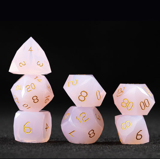 Ensemble de 7 dés en opale rose taillée en diamant
