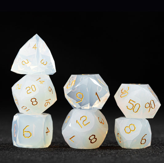 Ensemble de 7 dés en opale blanche taillée en diamant