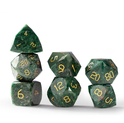 Ensemble de 7 dés en jade africain taillé en diamant 