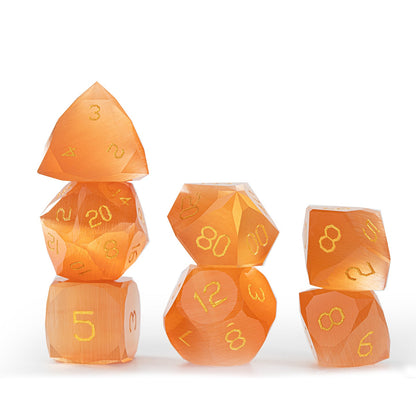 Ensemble de 7 dés en cristal œil-de-chat ambré taillés en diamant 