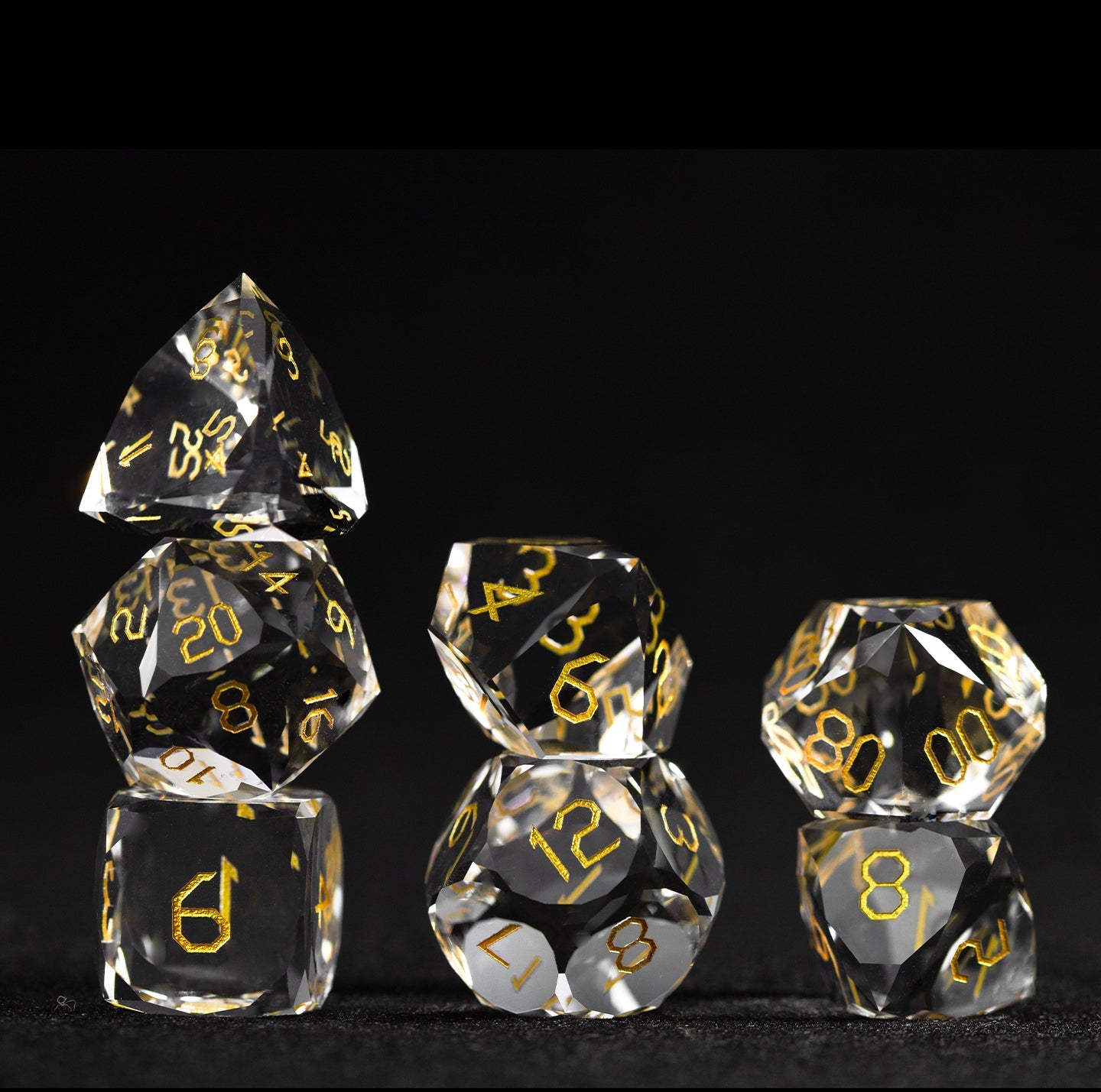 Ensemble de 7 dés en verre blanc taillés en diamant 