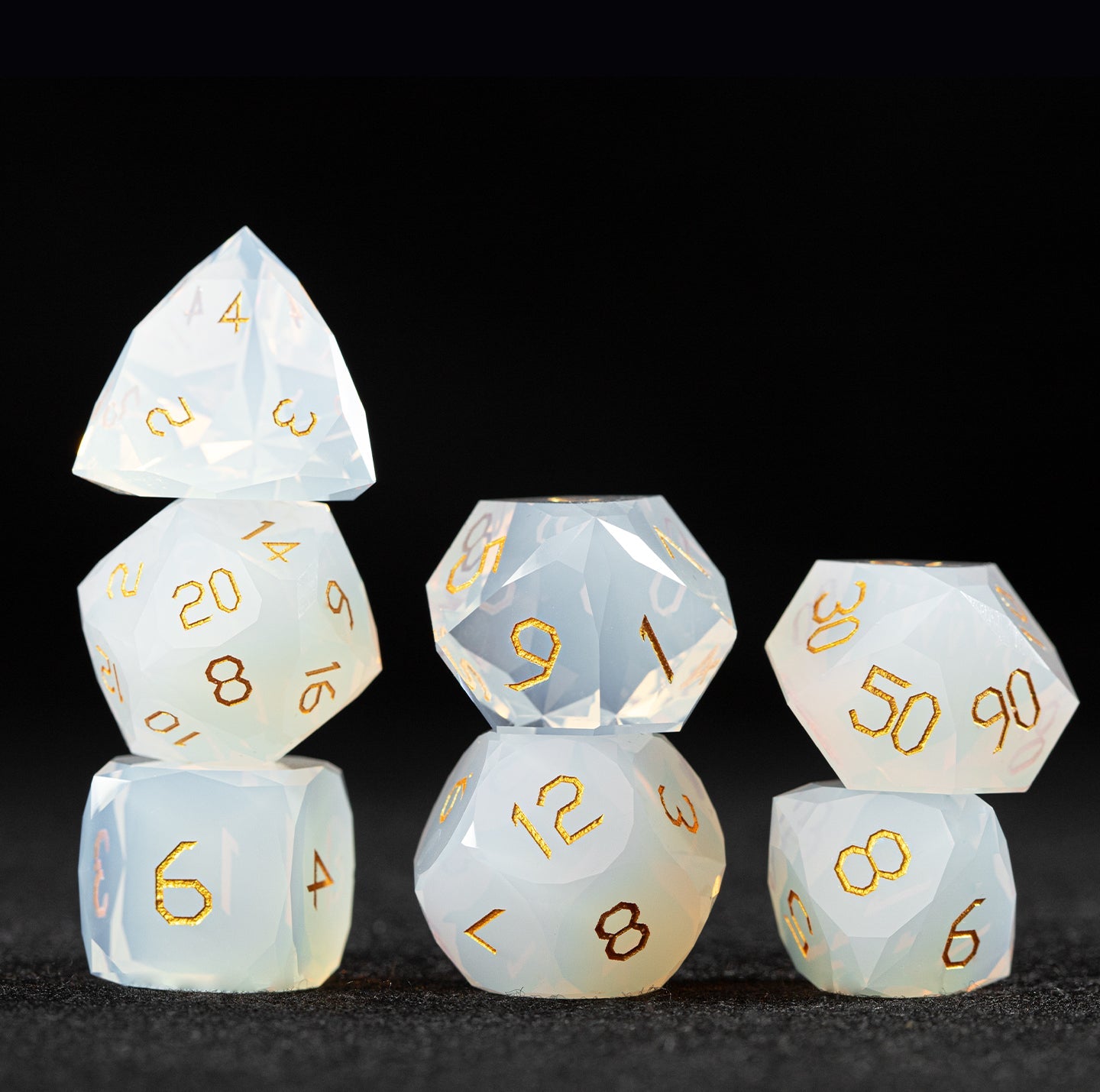 Ensemble de 7 dés en opale blanche taillée en diamant 