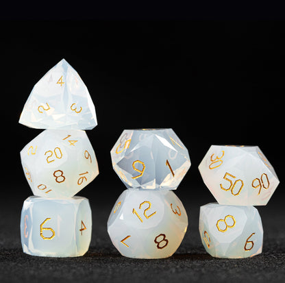 Ensemble de 7 dés en opale blanche taillée en diamant 