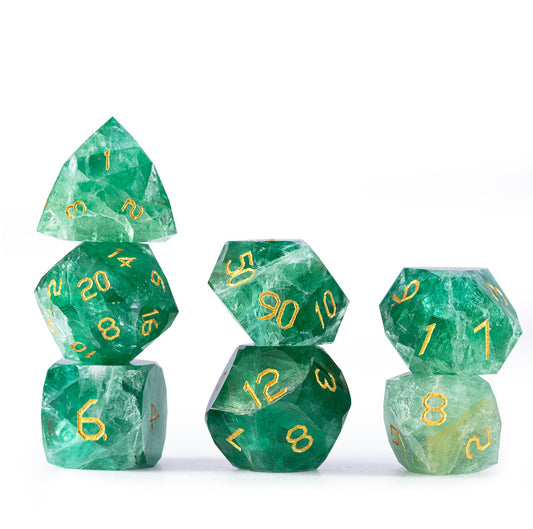 Ensemble de 7 dés en fluorite verte taillée en diamant 