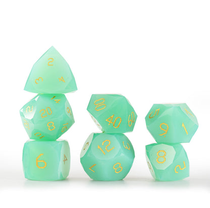 Ensemble de 7 dés en opaline verte taillée en diamant 