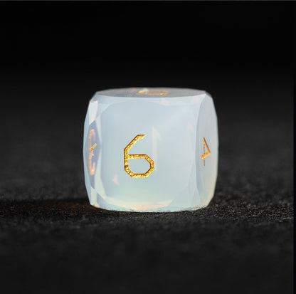 Ensemble de 7 dés en opale blanche taillée en diamant 