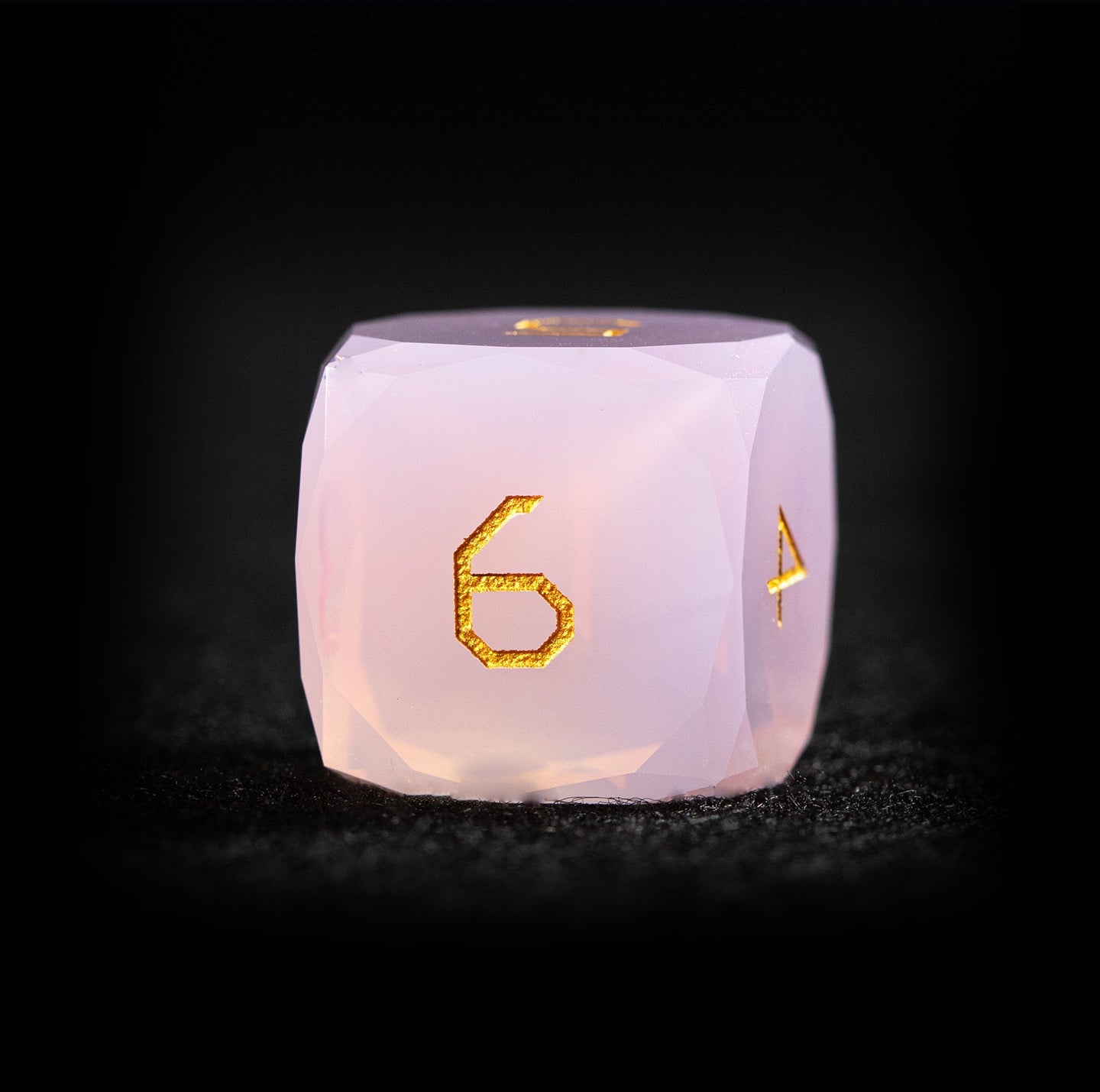 Ensemble de 7 dés en opale rose taillée en diamant 