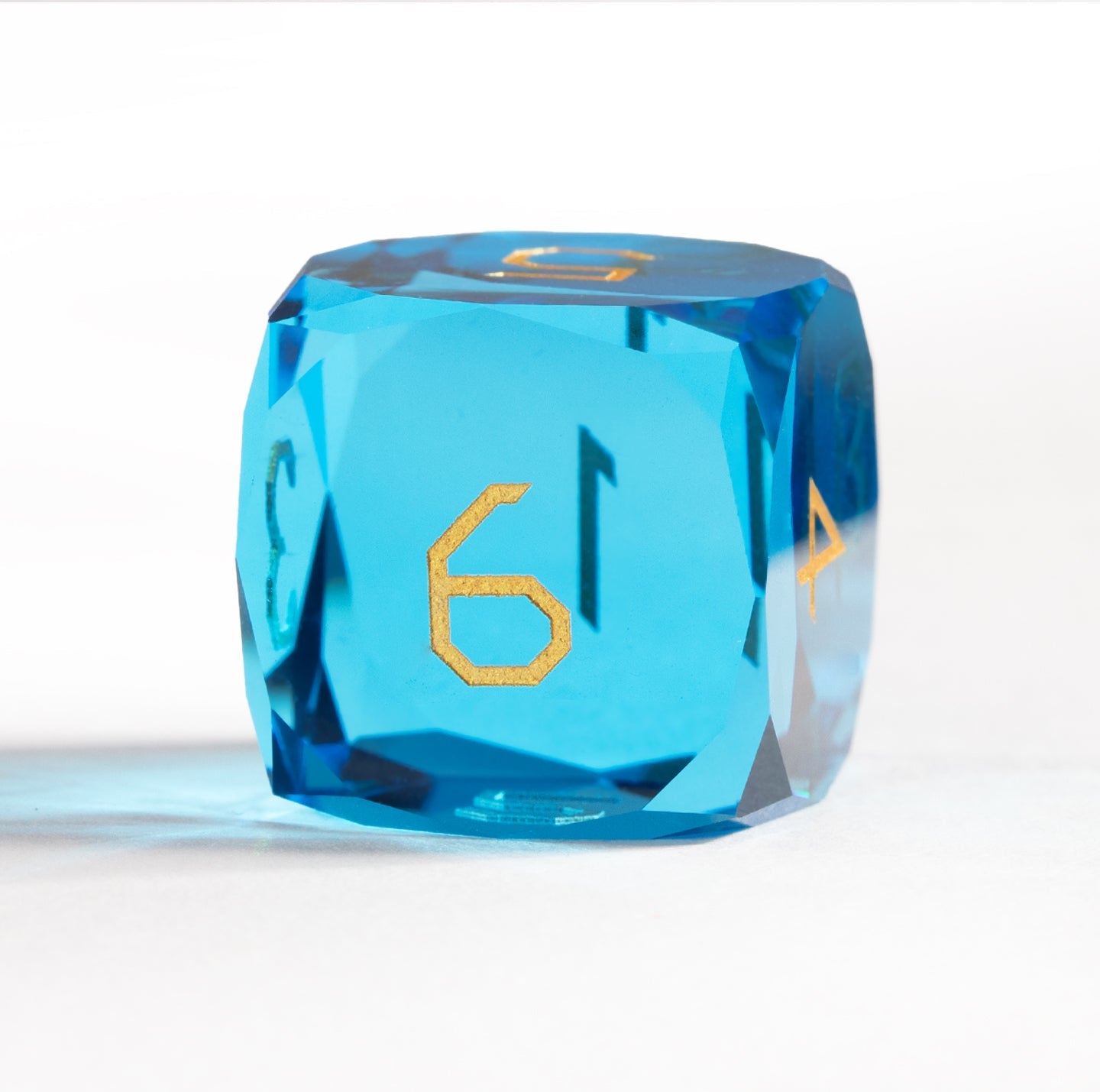 Ensemble de 7 dés en cristal bleu mer taillé en diamant 