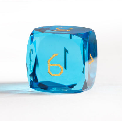 Ensemble de 7 dés en cristal bleu mer taillé en diamant 