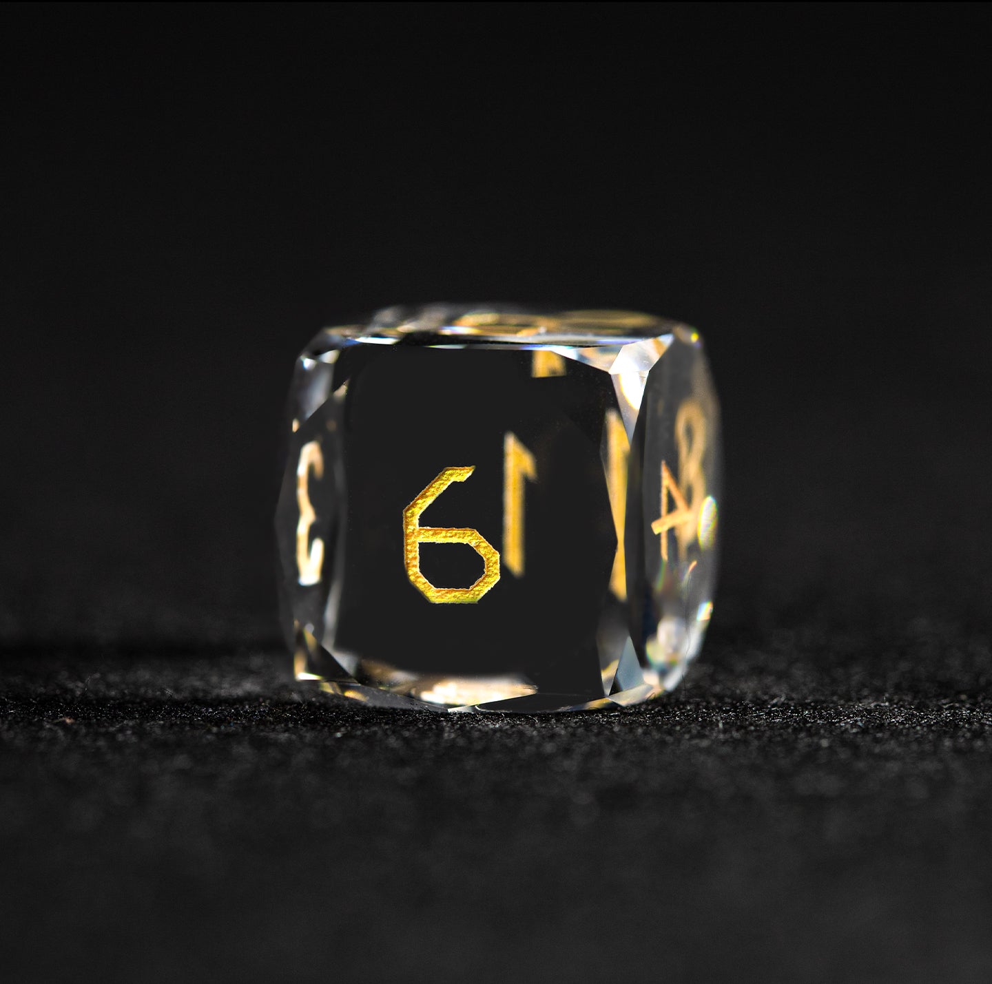 Ensemble de 7 dés en verre blanc taillés en diamant 