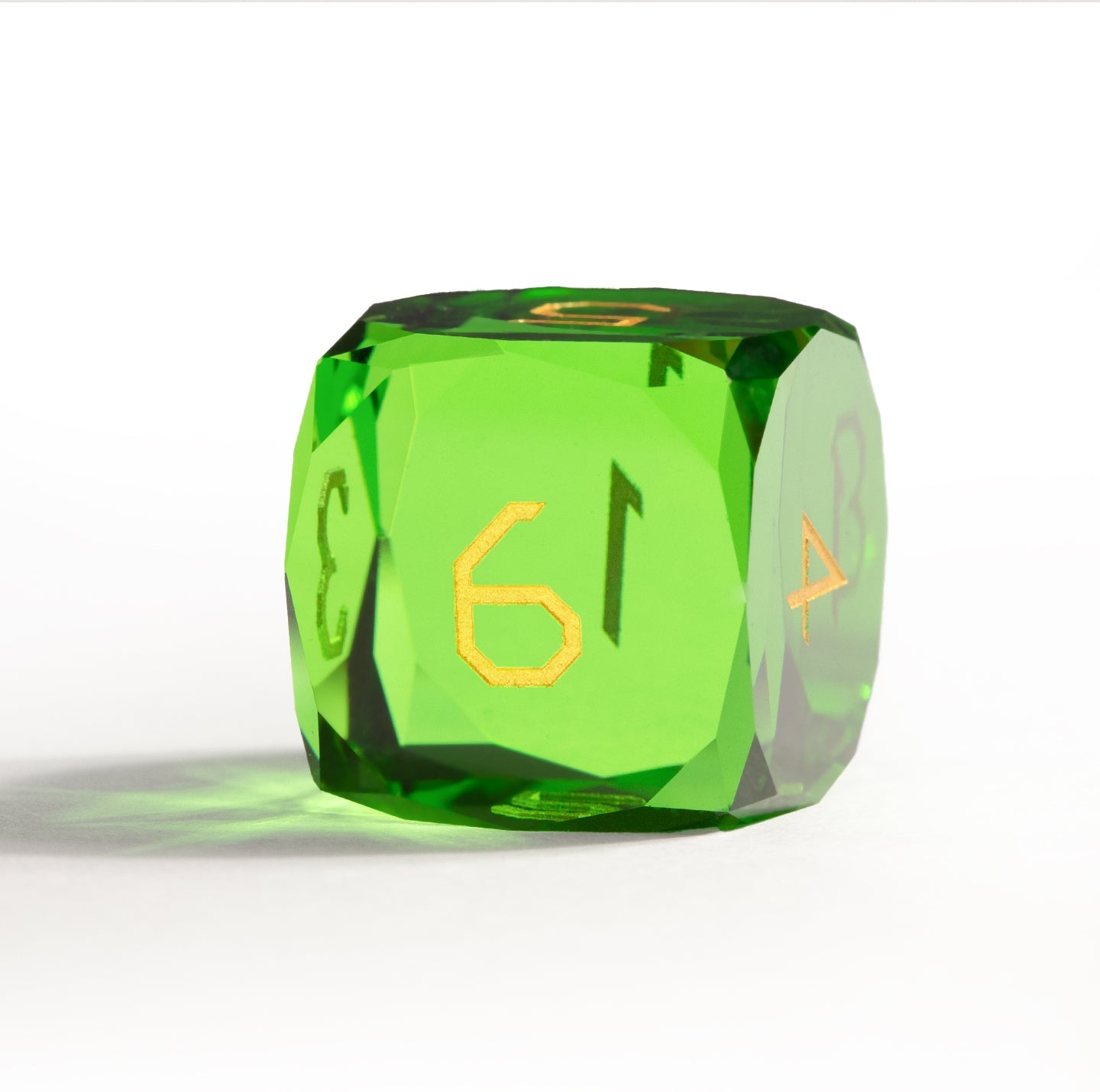 Ensemble de 7 dés en cristal vert taillé en diamant 
