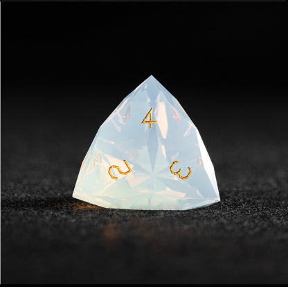 Ensemble de 7 dés en opale blanche taillée en diamant 