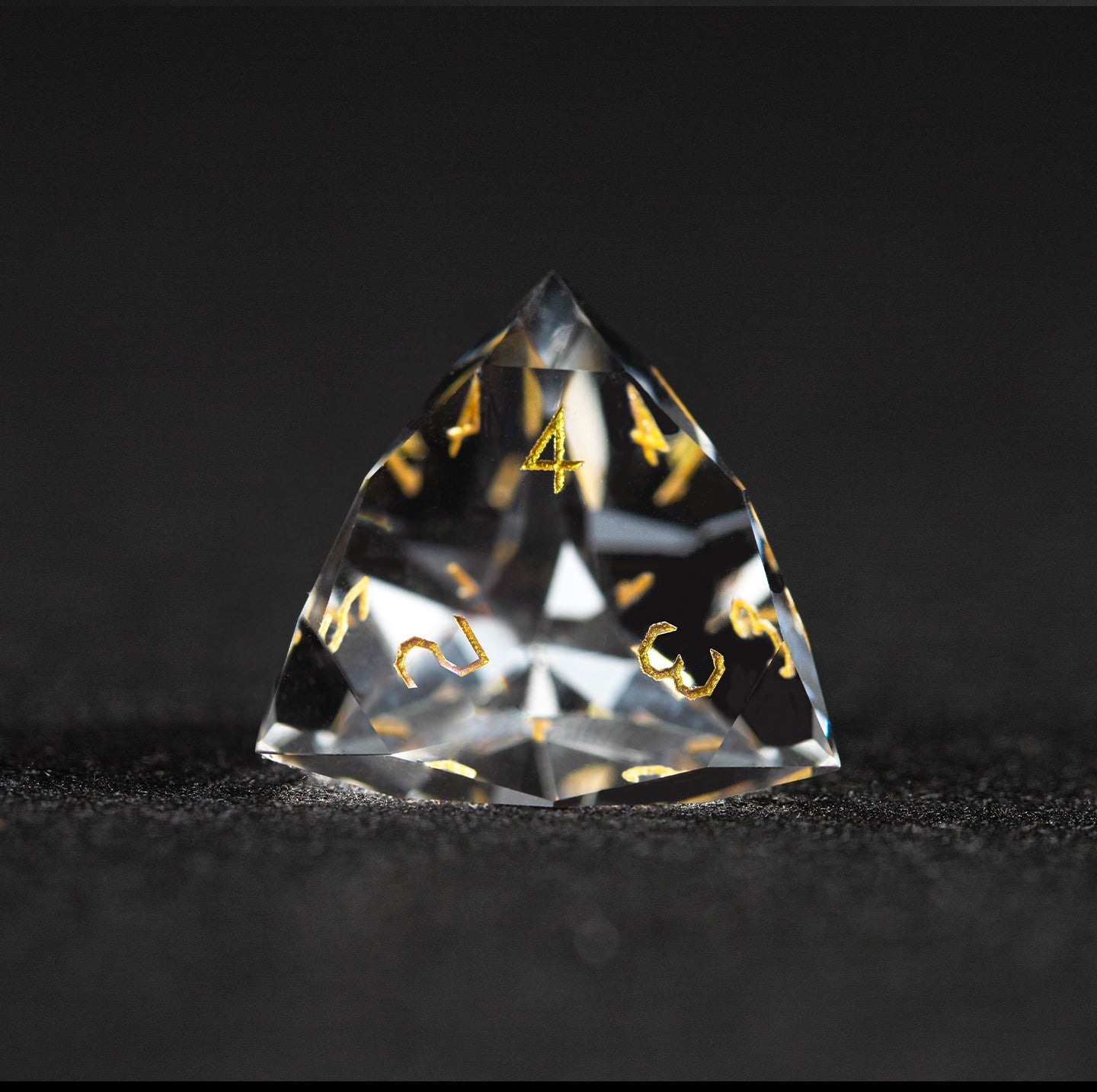 Ensemble de 7 dés en verre blanc taillés en diamant 