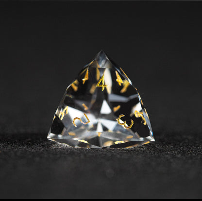 Ensemble de 7 dés en verre blanc taillés en diamant 