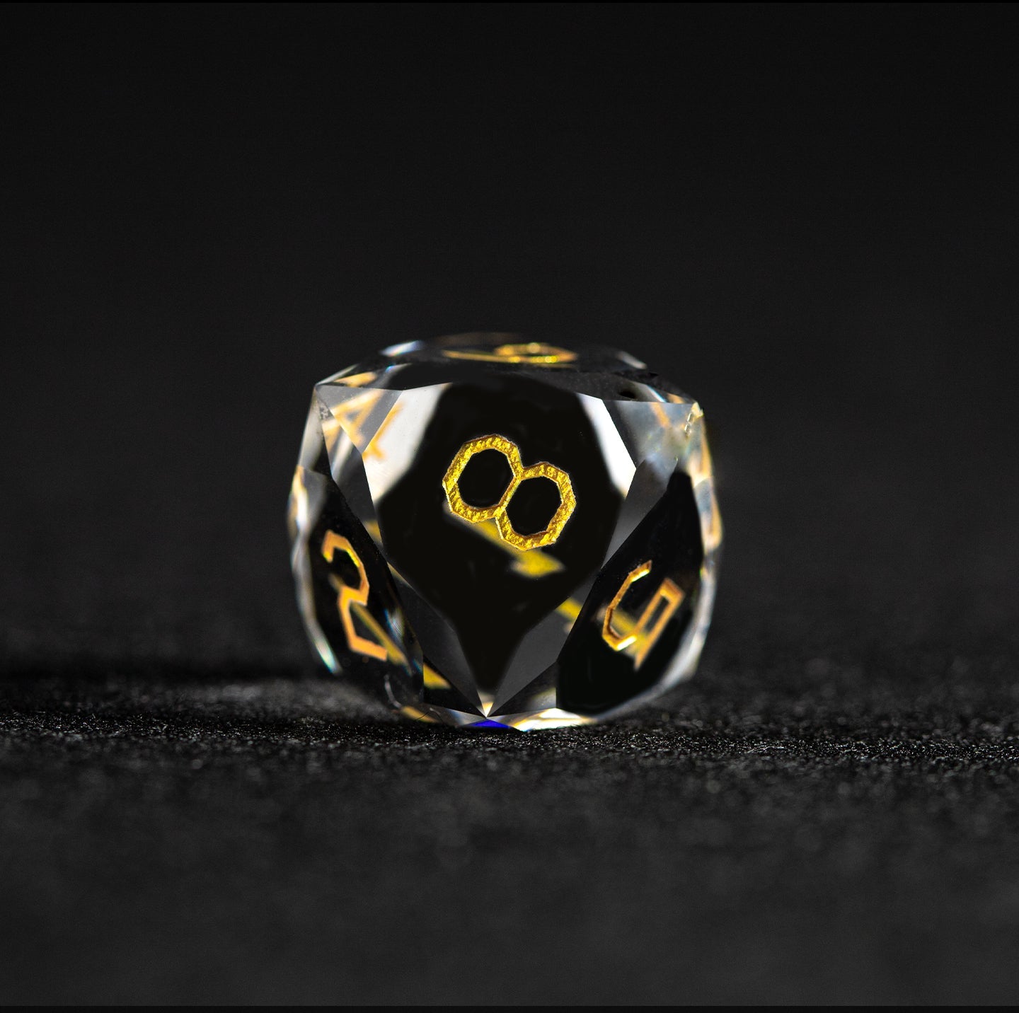 Ensemble de 7 dés en verre blanc taillés en diamant 