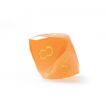 Ensemble de 7 dés en cristal œil-de-chat ambré taillés en diamant 