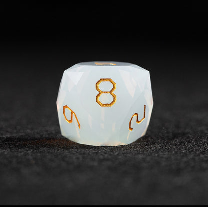 Ensemble de 7 dés en opale blanche taillée en diamant 