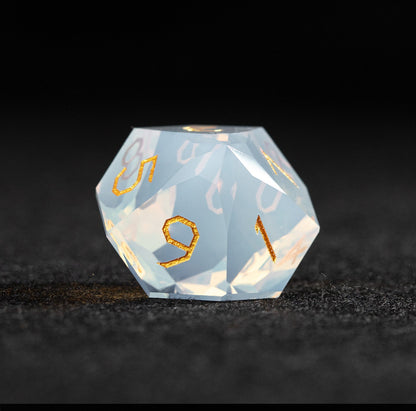 Ensemble de 7 dés en opale blanche taillée en diamant 