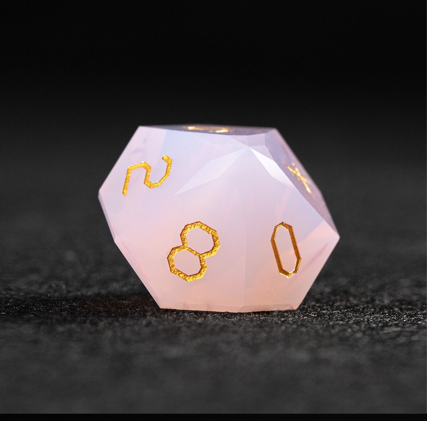 Ensemble de 7 dés en opale rose taillée en diamant 