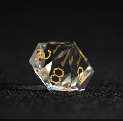 Ensemble de 7 dés en verre blanc taillés en diamant 
