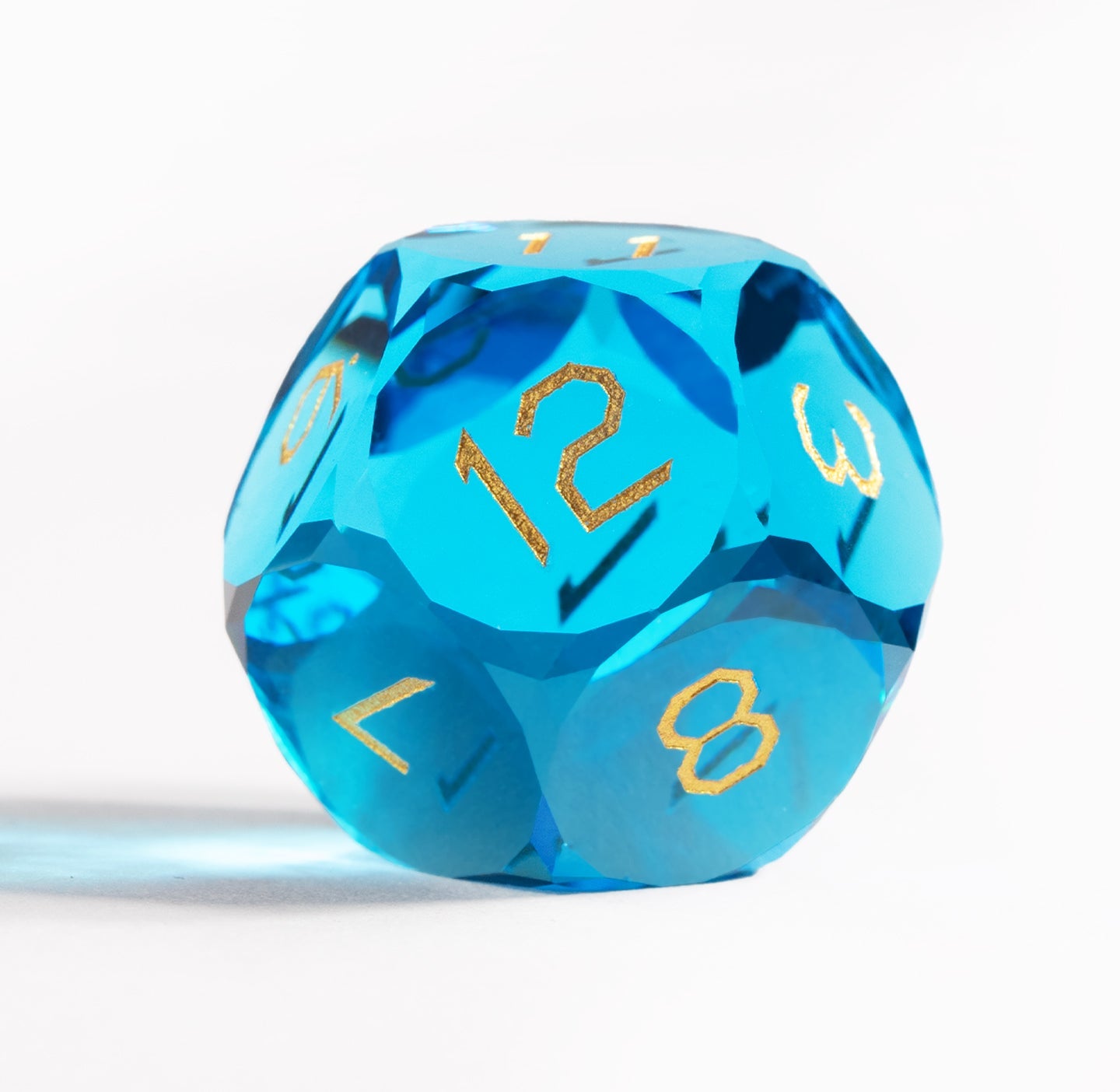 Ensemble de 7 dés en cristal bleu mer taillé en diamant 