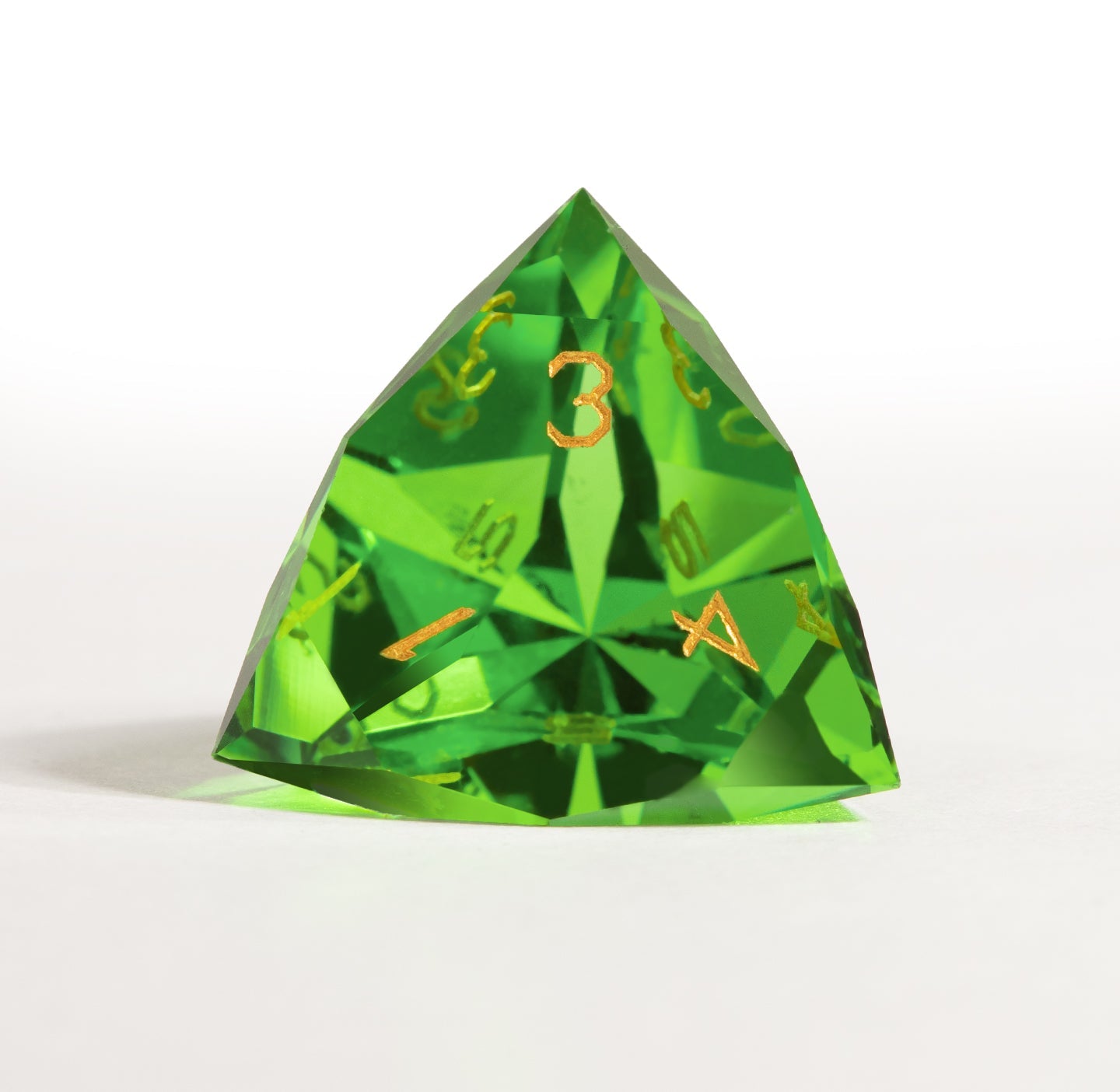 Ensemble de 7 dés en cristal vert taillé en diamant 