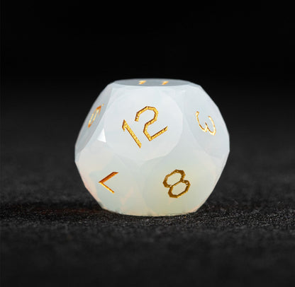 Ensemble de 7 dés en opale blanche taillée en diamant 