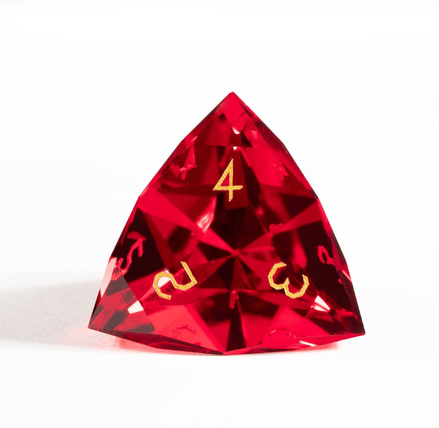 Ensemble de 7 dés en cristal rouge taillé en diamant 