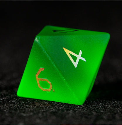Ensemble de 7 dés polyédriques en verre plaqué vert émeraude 