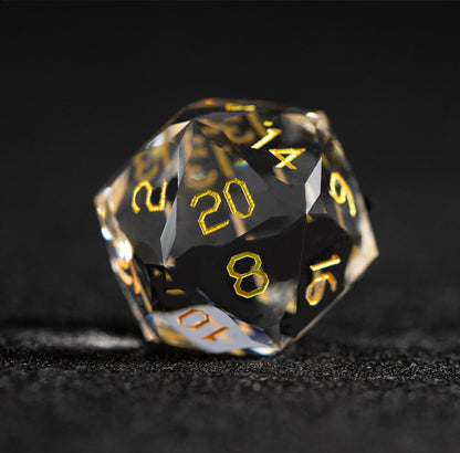 Ensemble de 7 dés en verre blanc taillés en diamant 