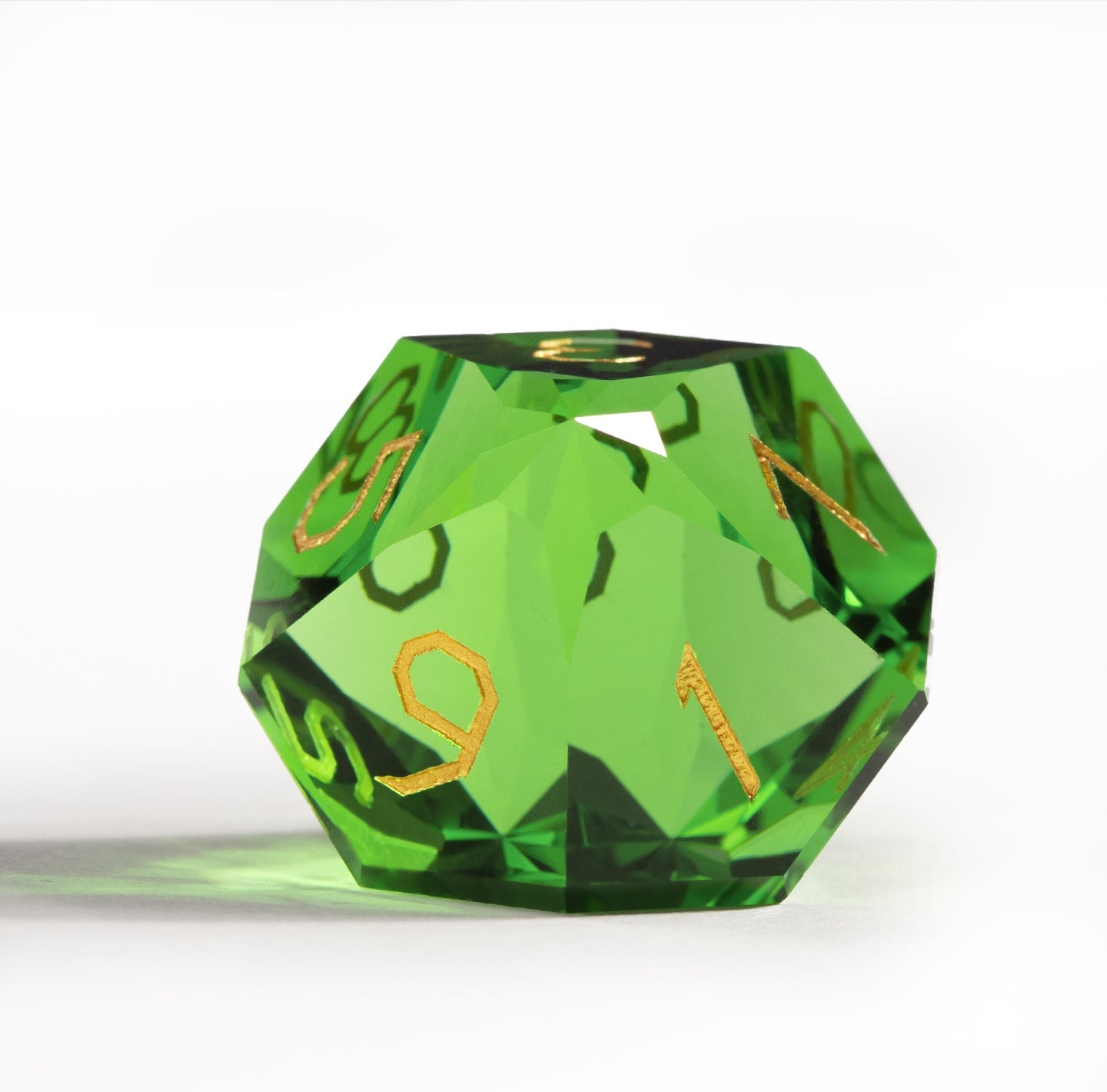 Ensemble de 7 dés en cristal vert taillé en diamant 