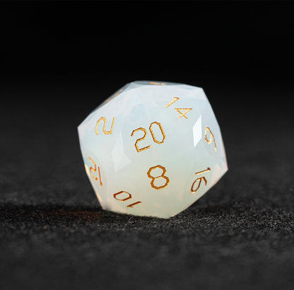 Ensemble de 7 dés en opale blanche taillée en diamant 