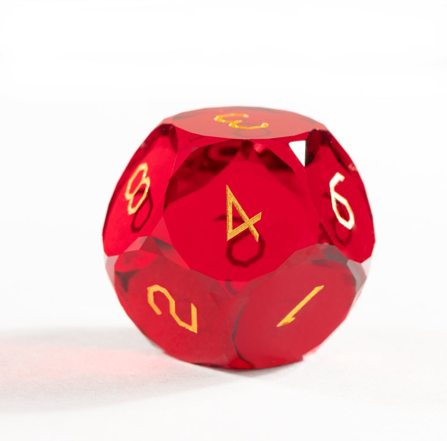 Ensemble de 7 dés en cristal rouge taillé en diamant 
