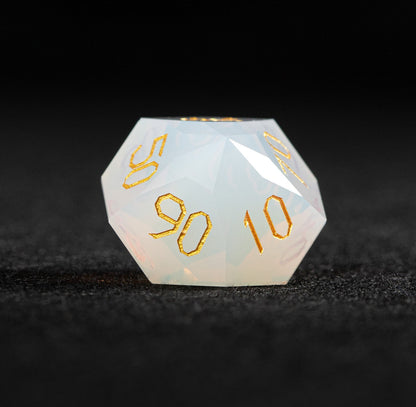 Ensemble de 7 dés en opale blanche taillée en diamant 