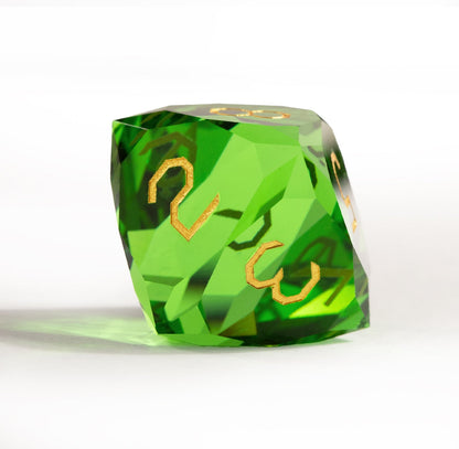 Ensemble de 7 dés en cristal vert taillé en diamant 