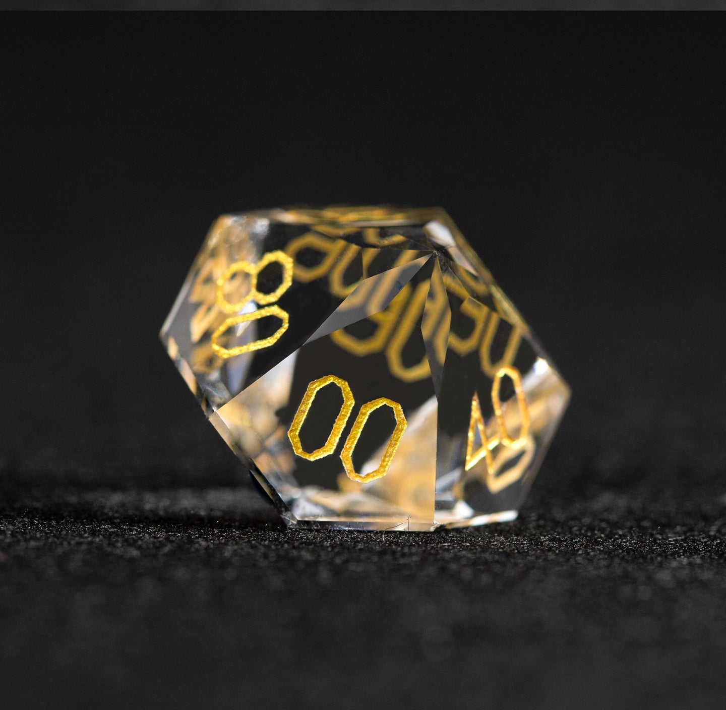 Ensemble de 7 dés en verre blanc taillés en diamant 