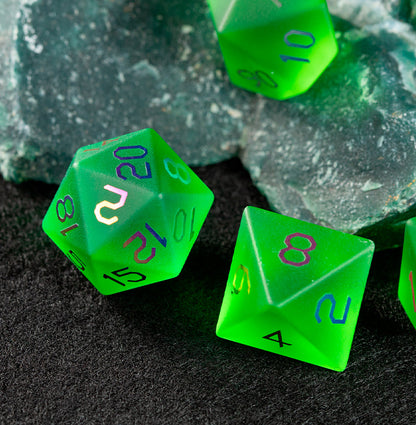 Ensemble de 7 dés polyédriques en verre plaqué vert émeraude 