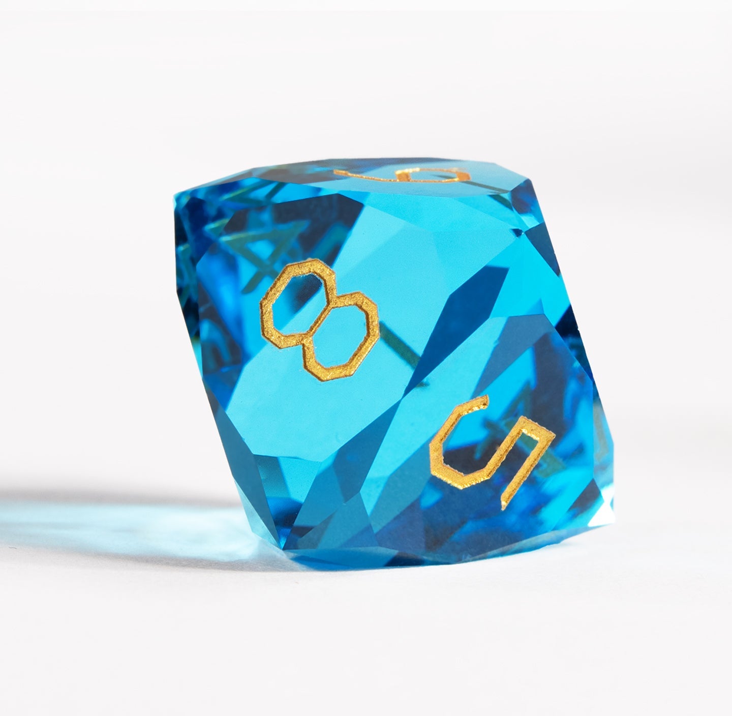 Ensemble de 7 dés en cristal bleu mer taillé en diamant 