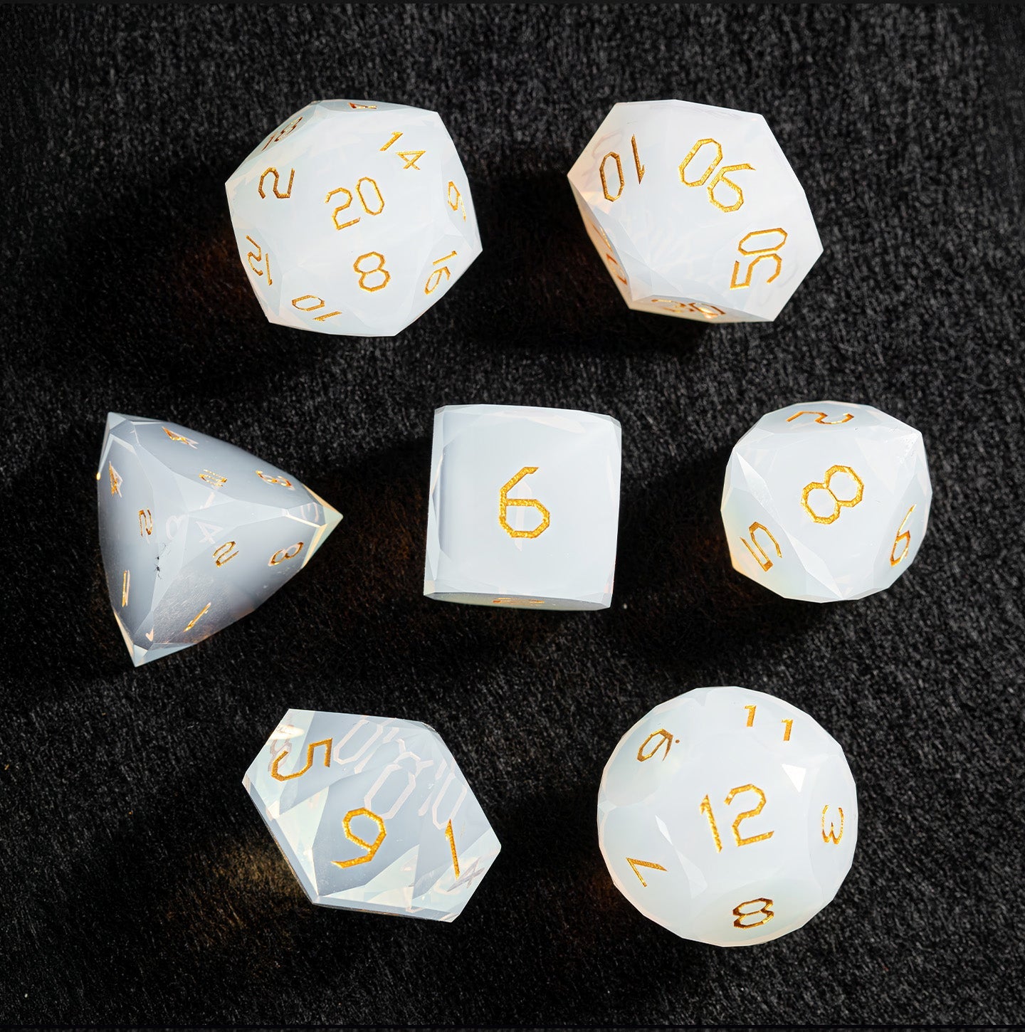 Ensemble de 7 dés en opale blanche taillée en diamant 