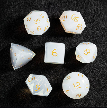 Ensemble de 7 dés en opale blanche taillée en diamant 
