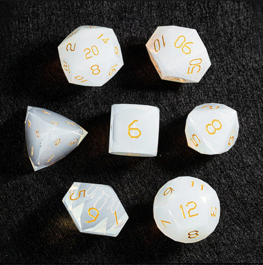 Ensemble de 7 dés en opale blanche taillée en diamant 