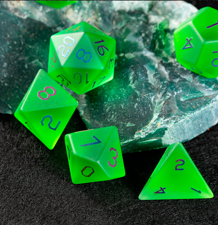 Ensemble de 7 dés polyédriques en verre plaqué vert émeraude 