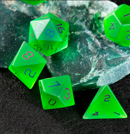 Ensemble de 7 dés polyédriques en verre plaqué vert émeraude 
