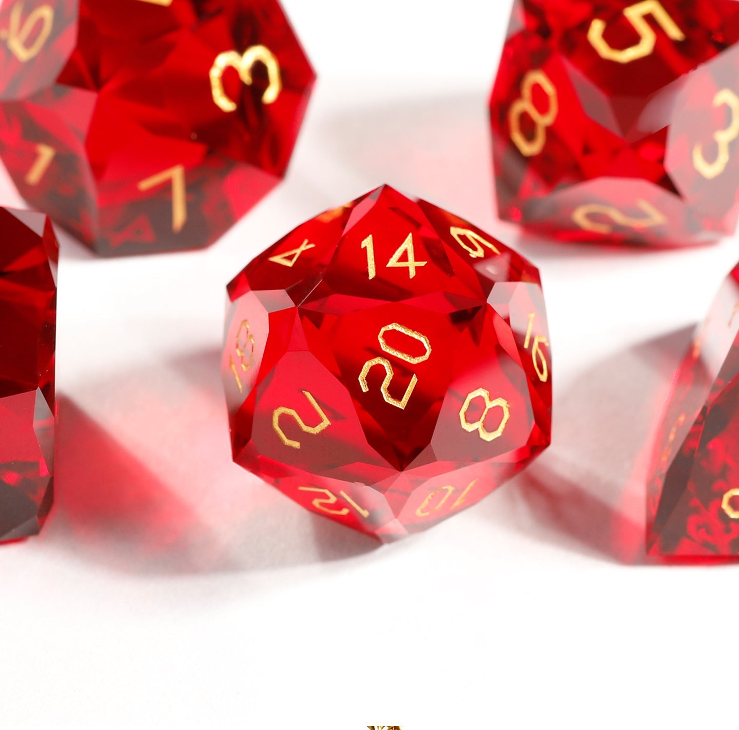 Ensemble de 7 dés en cristal rouge taillé en diamant 