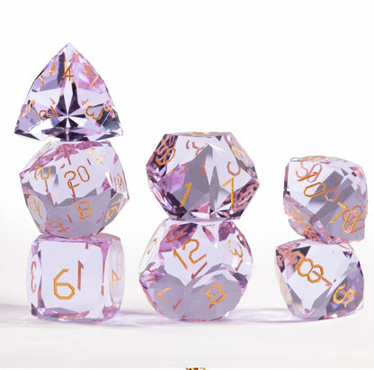 Ensemble de 7 dés en verre améthyste taillé en diamant 