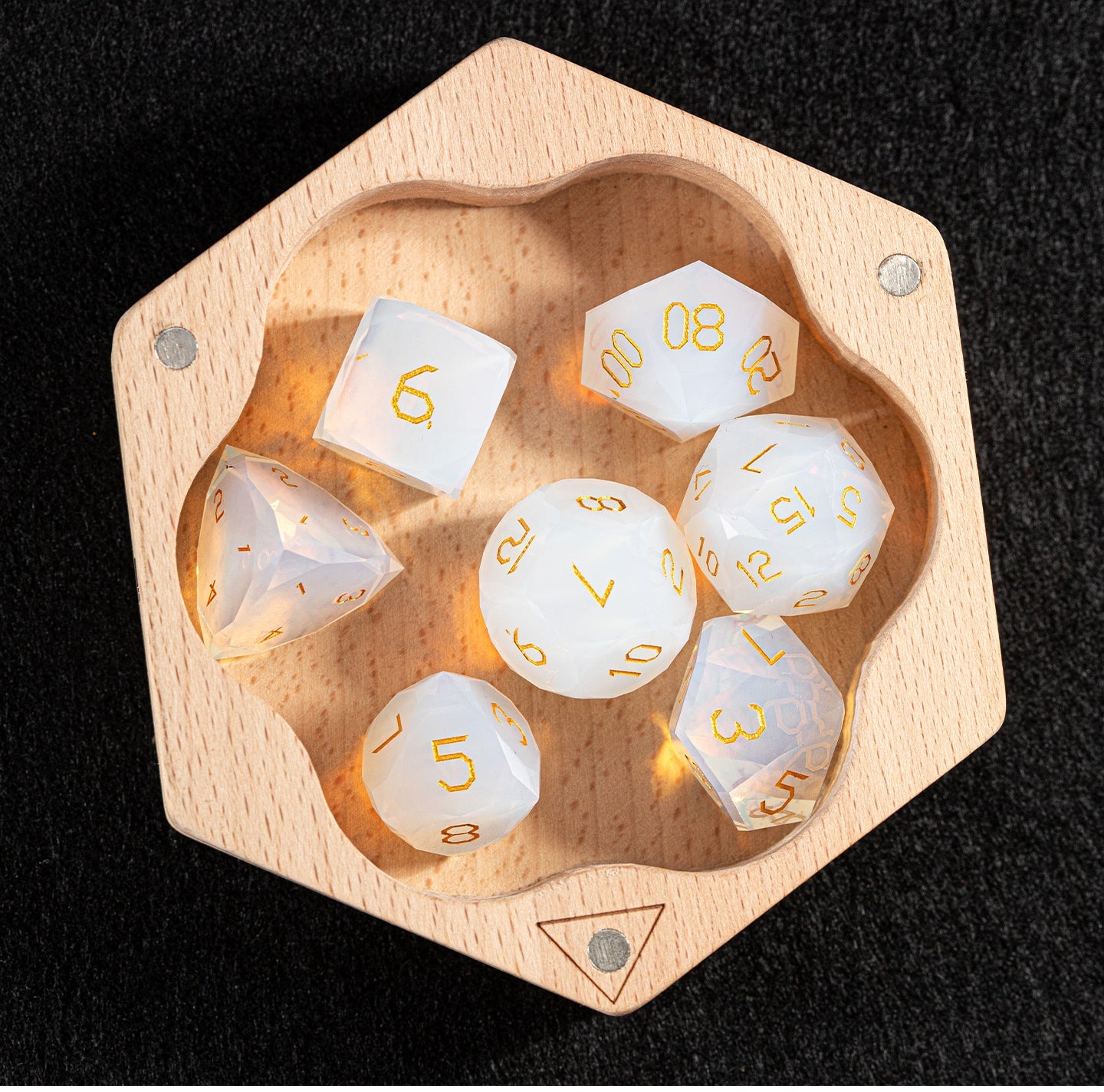 Ensemble de 7 dés en opale blanche taillée en diamant 