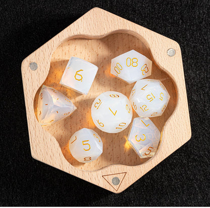 Ensemble de 7 dés en opale blanche taillée en diamant 