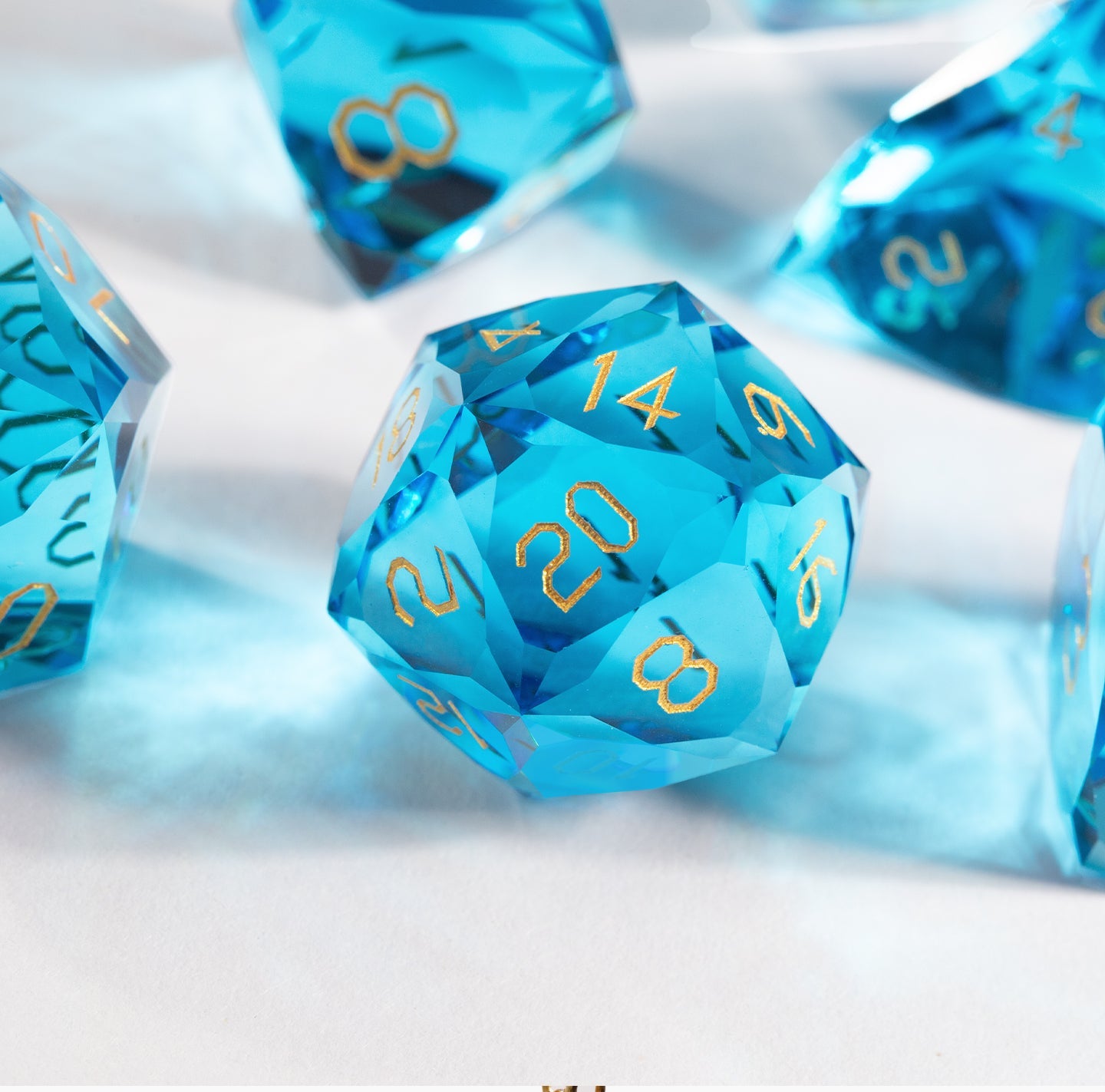 Ensemble de 7 dés en cristal bleu mer taillé en diamant 