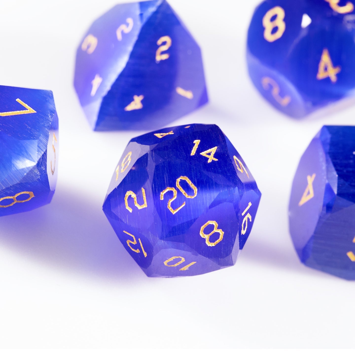 Ensemble de 7 dés en cristal œil-de-chat bleu royal taillés en diamant 