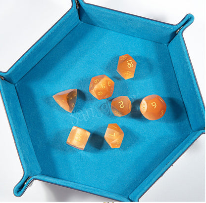 Ensemble de 7 dés en cristal œil-de-chat ambré taillés en diamant 